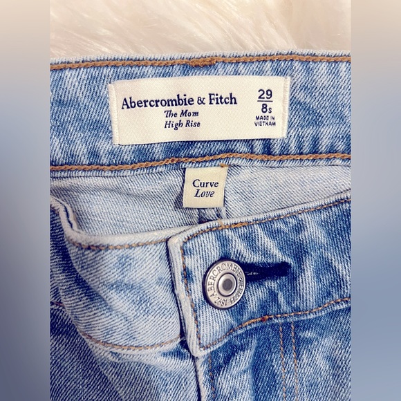 NWT Abercrombie and Fitch women’s Curve Love High Rise Mom jean - Picture 3 of 4